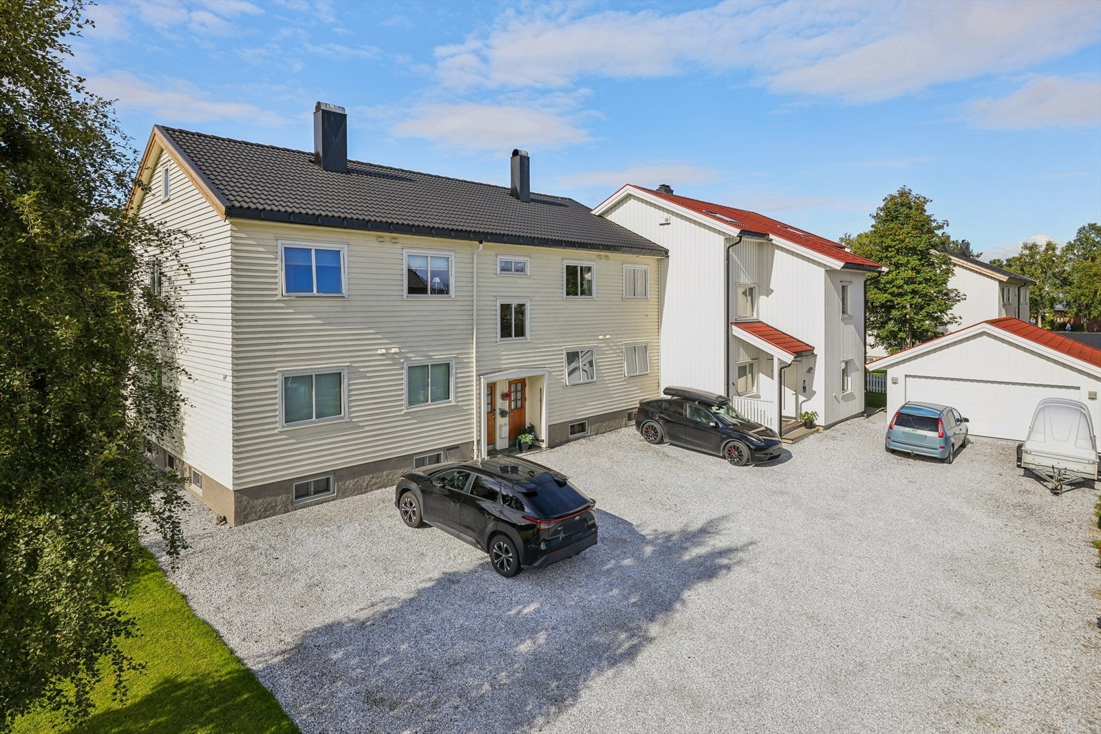 Leiligheten har tidligere vært inndelt i to seksjoner, men er i dag sammenslått til én romslig boenhet med stort potensial. Galleribilde