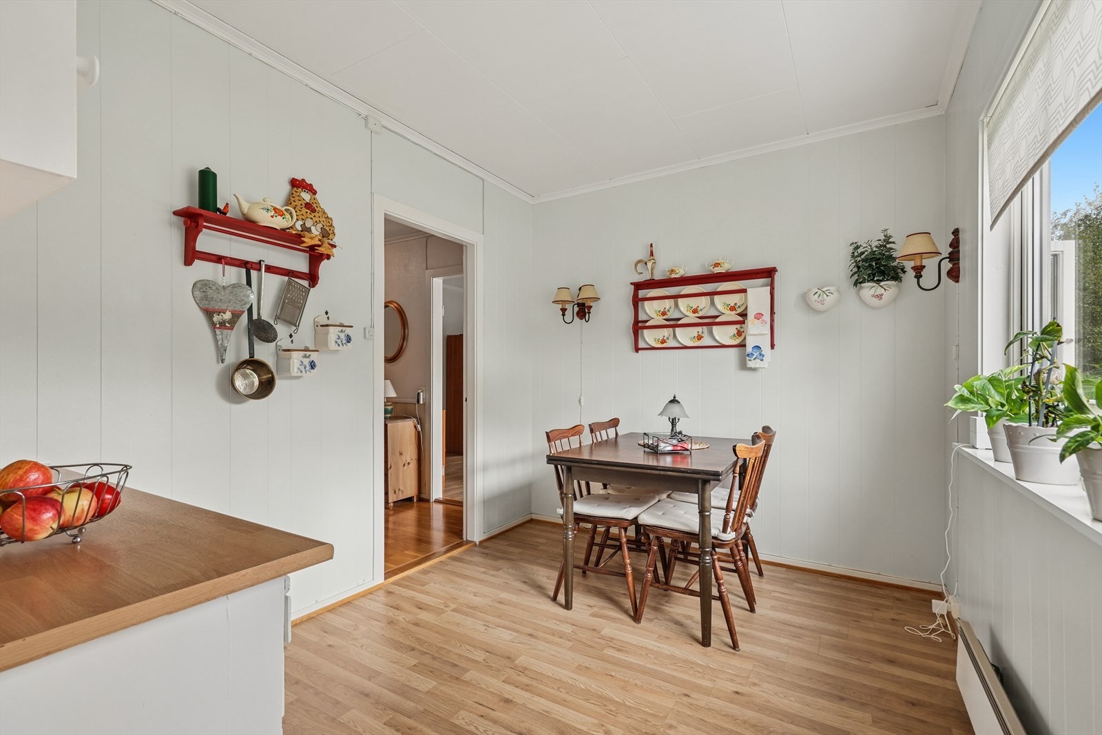 Det tidligere kjøkkenet er i dag innredet som spisestue og utgjør en naturlig forlengelse av oppholdsarealet. Galleribilde