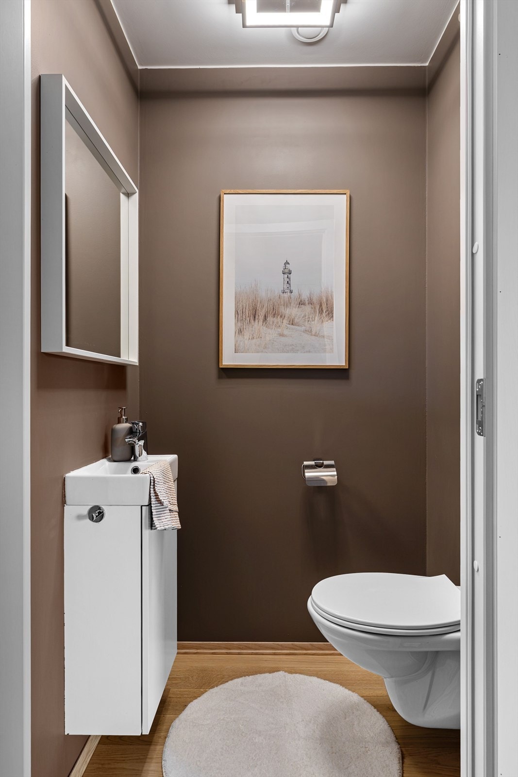 En praktisk detalj som gjør en stor forskjell - leiligheten har et separat WC-rom i tillegg til badet. Galleribilde