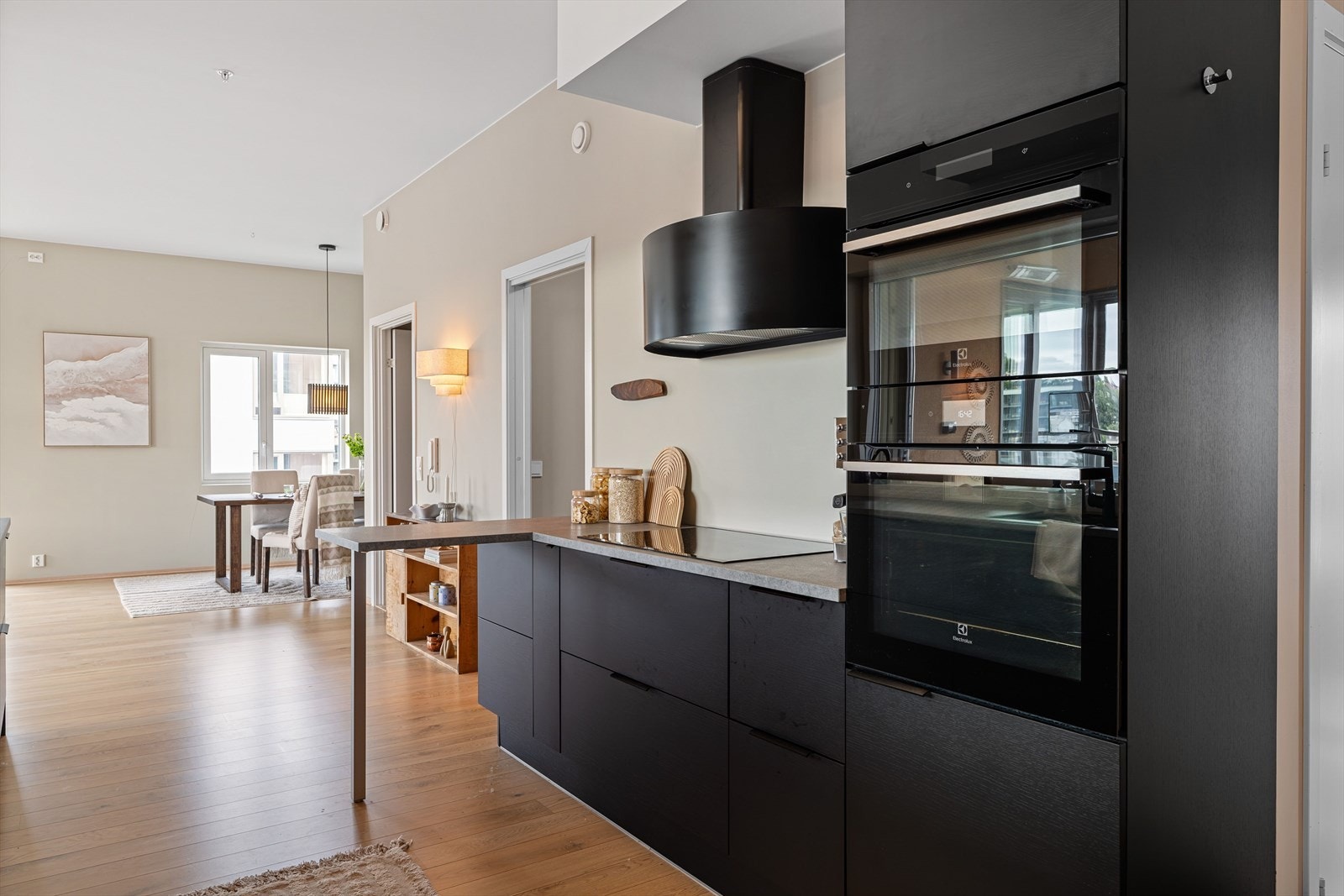 Kjøkkenet kombinerer et gjennomført uttrykk med moderne funksjonalitet, og har fått TG0 fra takstmann. Electrolux-hvitevarer og to stekeovner, hvorav én med dampfunksjon, kompletterer løsningen. Galleribilde