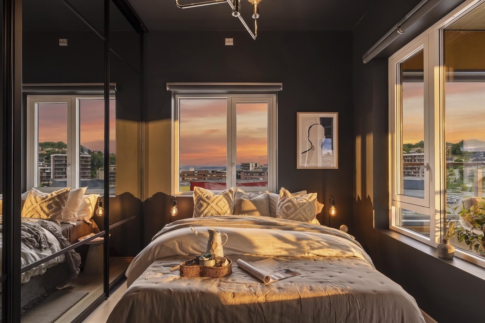 Hovedsoverommet på ca. 12,5 m² har en flott integrert garderobeløsning med skyvedører i glass, en kombinasjon av funksjonalitet og elegant design. Bildet er redigert ved hjelp av KI, med forbehold om feil. Galleribilde