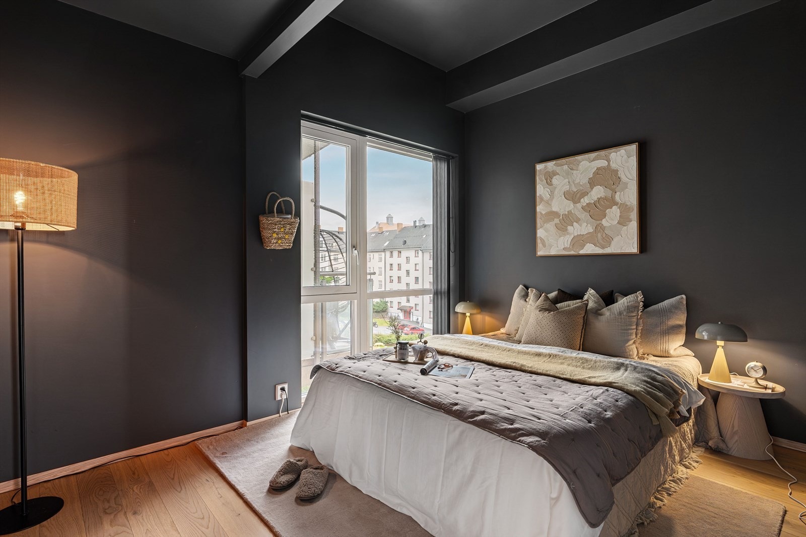 Det andre soverommet på 9,5 m² er et svært anvendelig rom med rolig beliggenhet mot bakgården og gode muligheter for personlig tilpasning. Galleribilde