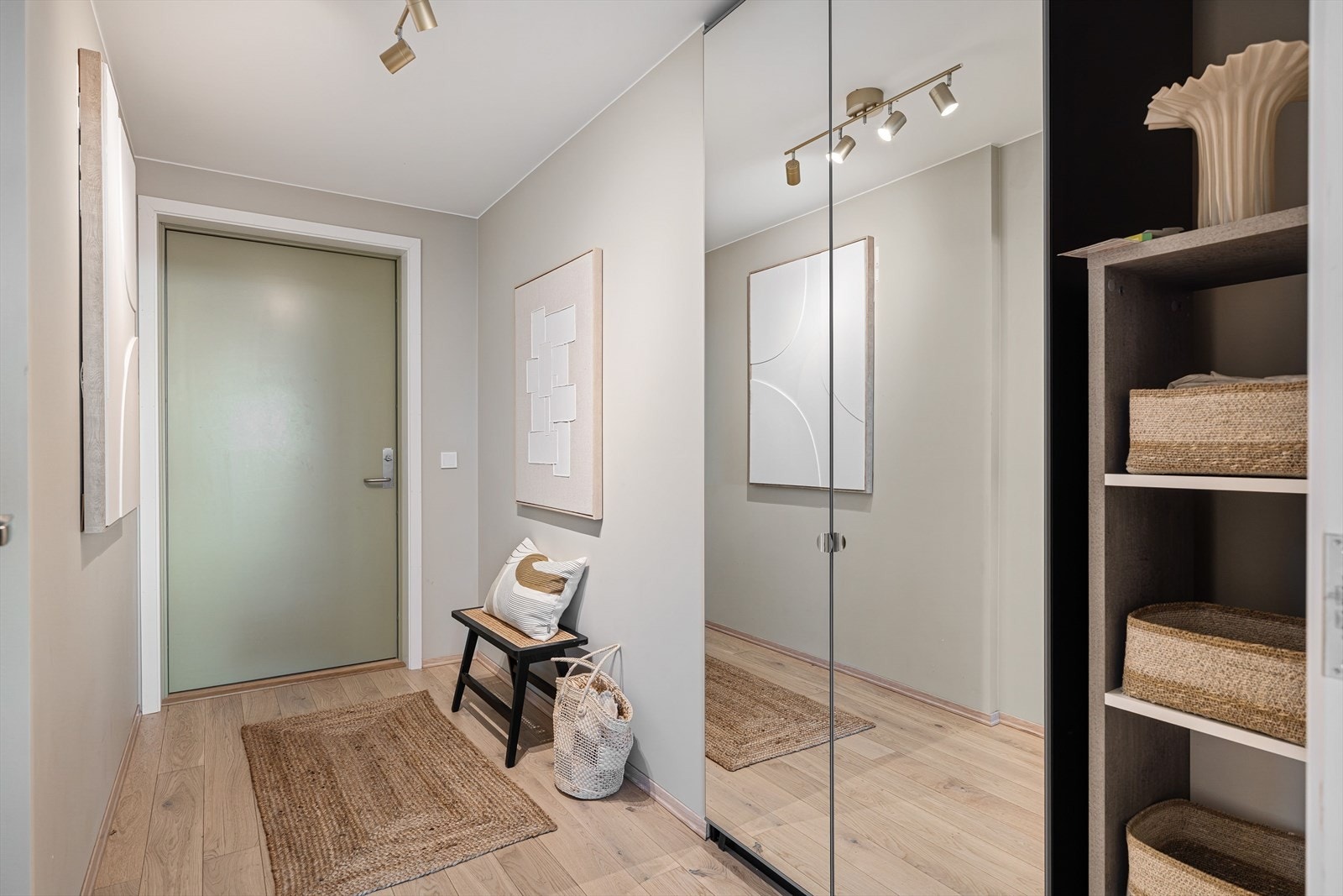 Her får du hele tre boder, to innvendige og én på 6 m² i kjelleren, som gir gode muligheter for å holde orden på både stort og smått. Galleribilde