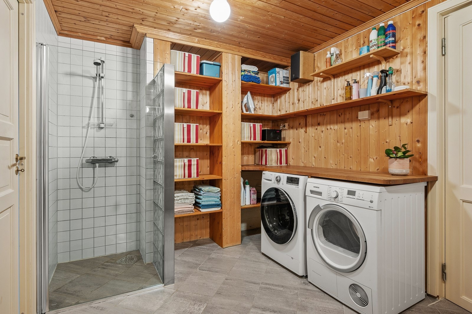 Vaskerommet i kjelleren er på 9,5m² og er innredet med dusjhjørne. Her er det rikelig med hyller for praktisk oppbevaring. Galleribilde