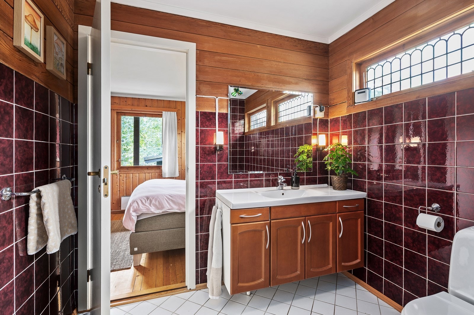 Det flislagte badet er på 6m² Galleribilde
