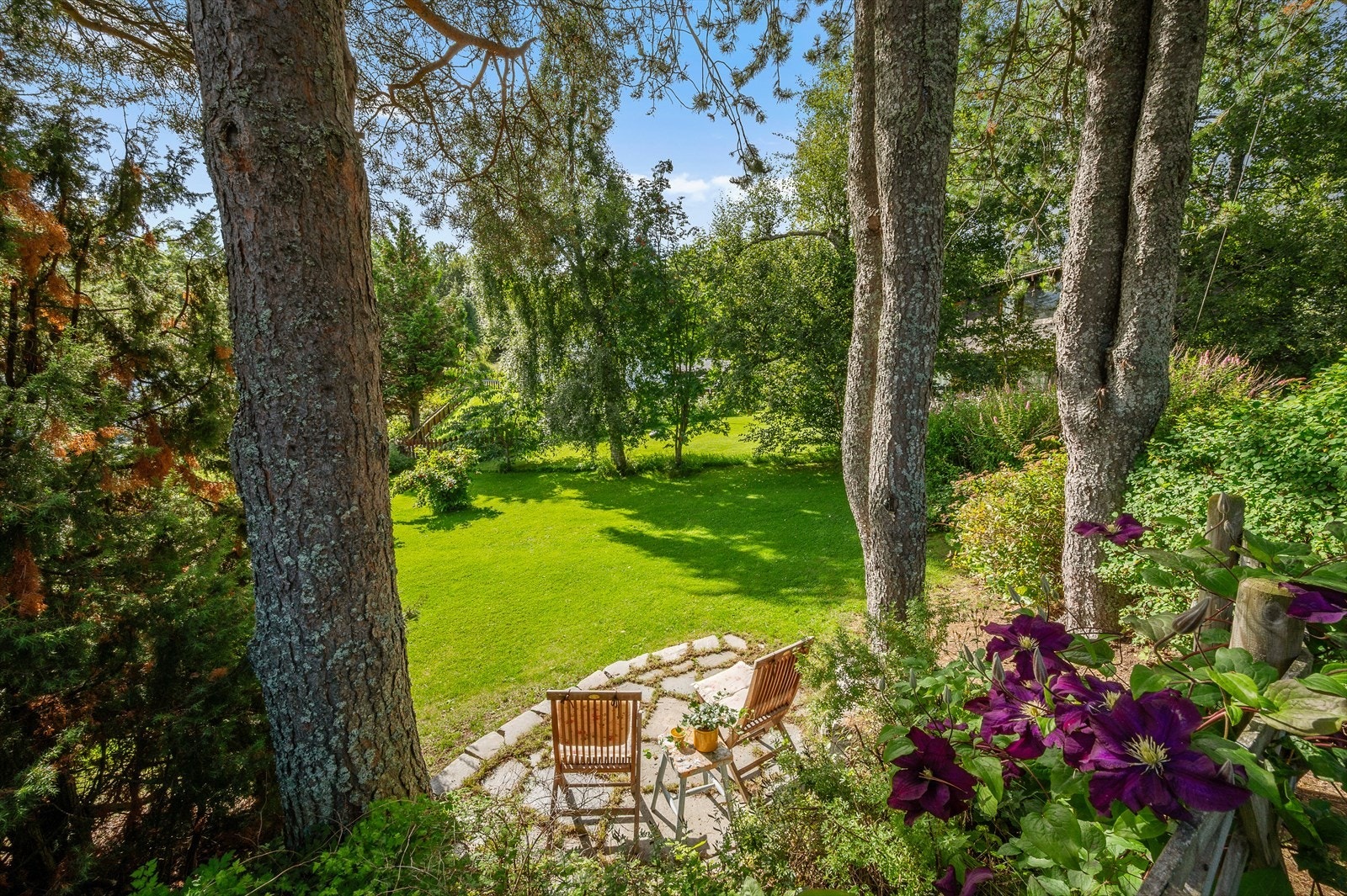 I hagen finner du også en pent opparbeidet steinlagt terrasse. Galleribilde