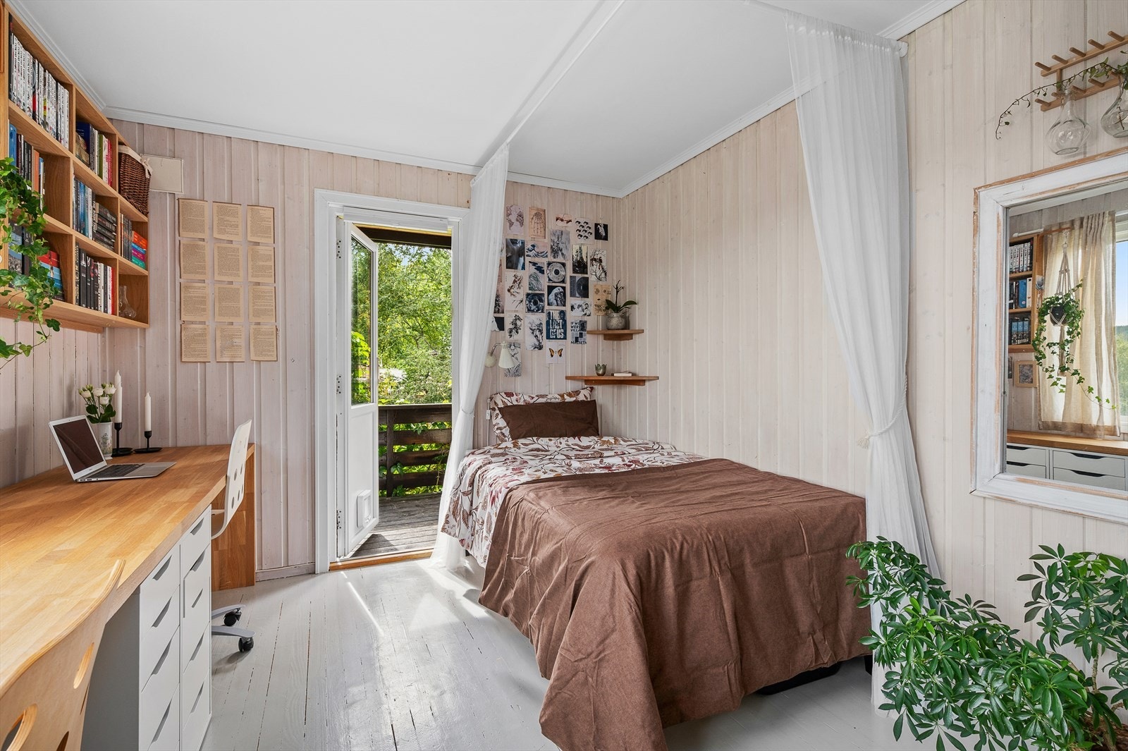 Soverommet byr på gode møbleringsmuligheter og har egen utgang til flott skjermet terrasse. Galleribilde