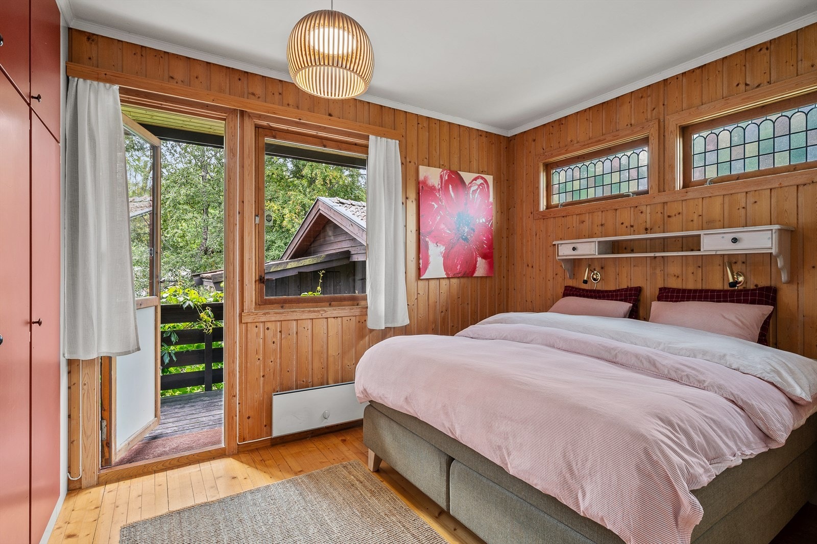 Hovedsoverommet er også på 13m² og har egen inngang til badet, samt egen utgang til terrassen. Galleribilde