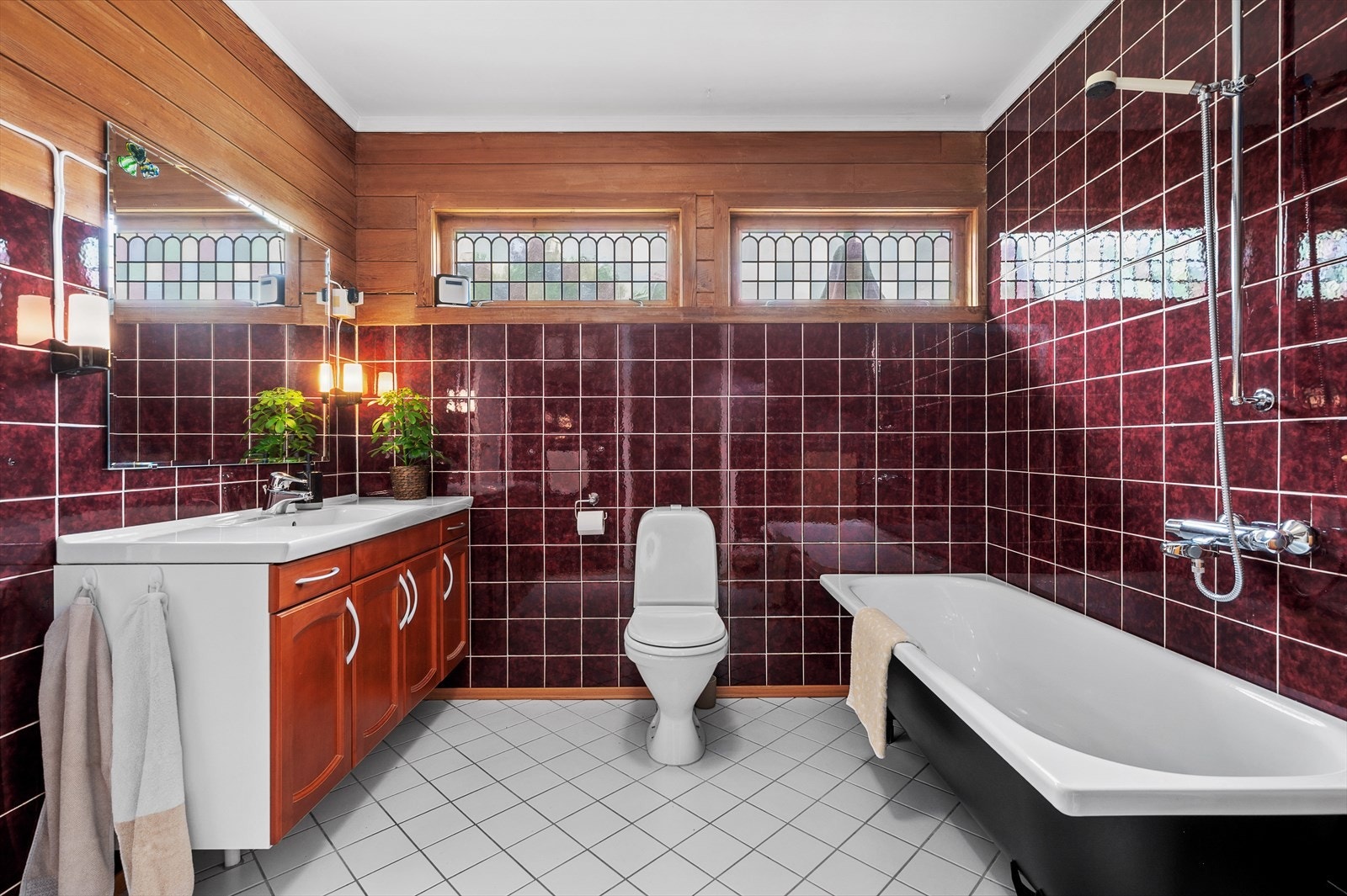 Badet er innredet med badekar og en servant med gode oppbevaringsmuligheter i skap. Galleribilde