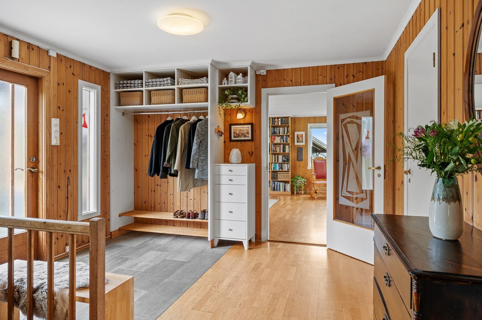 Entreen byr på gode oppbevaringsmuligheter. Galleribilde