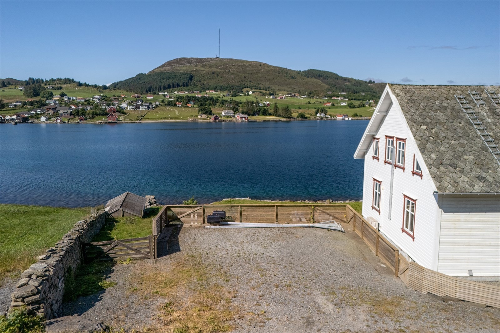 Stor, gruset gårdsplass med rikelig med parkeringsmuligheter. Galleribilde