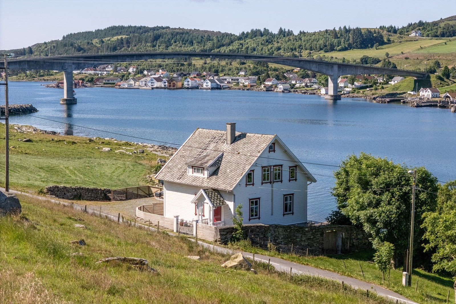 Velkommen til Krovegen 36! En sjarmerende fritidseiendom med egen strandlinje. Foto: Foto Yoon Galleribilde