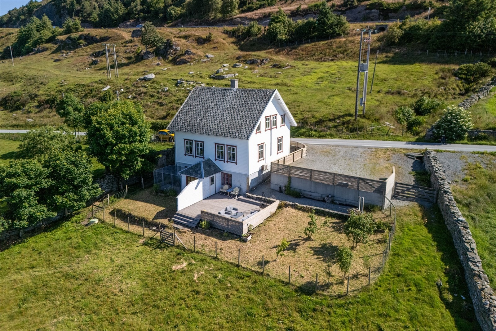 Eiendommen strekker seg ned til sjøen og inkluderer et naust og et båthus Galleribilde