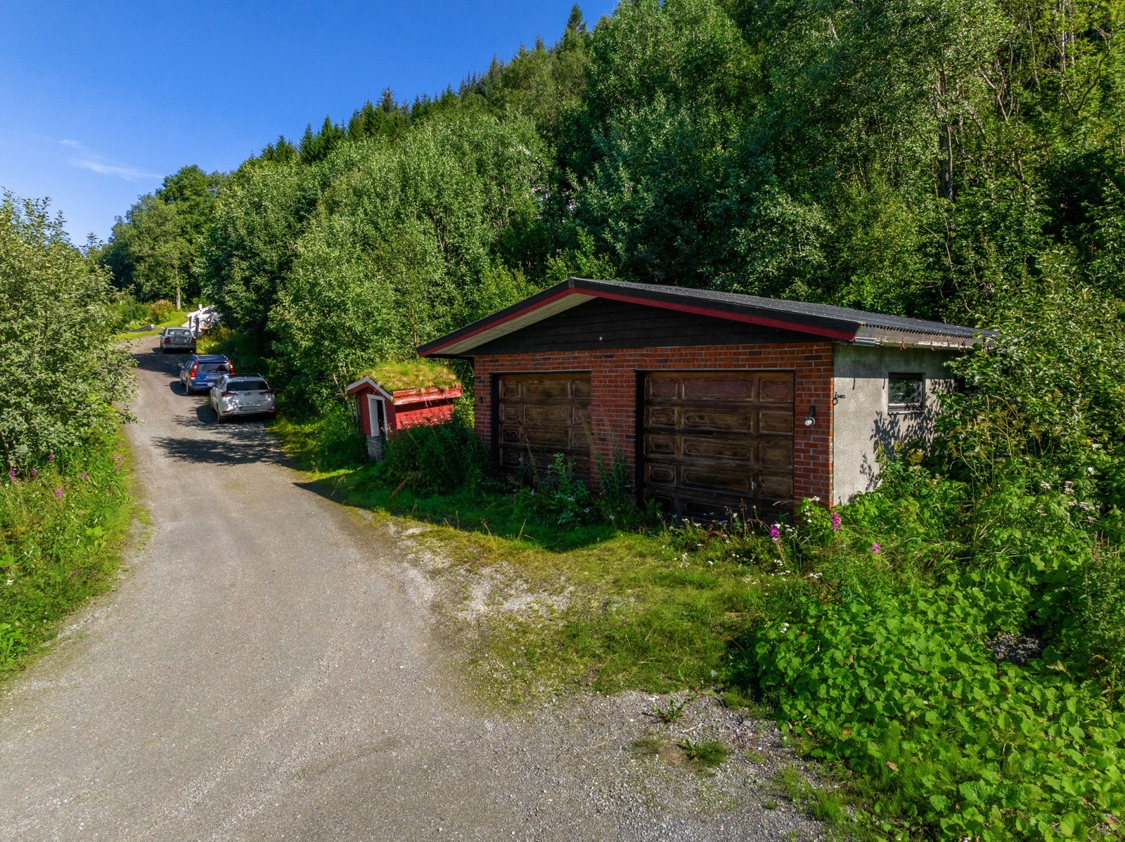 Praktisk dobbelgarasje på 60kvm med to porter og god plass til parkering og lagring.