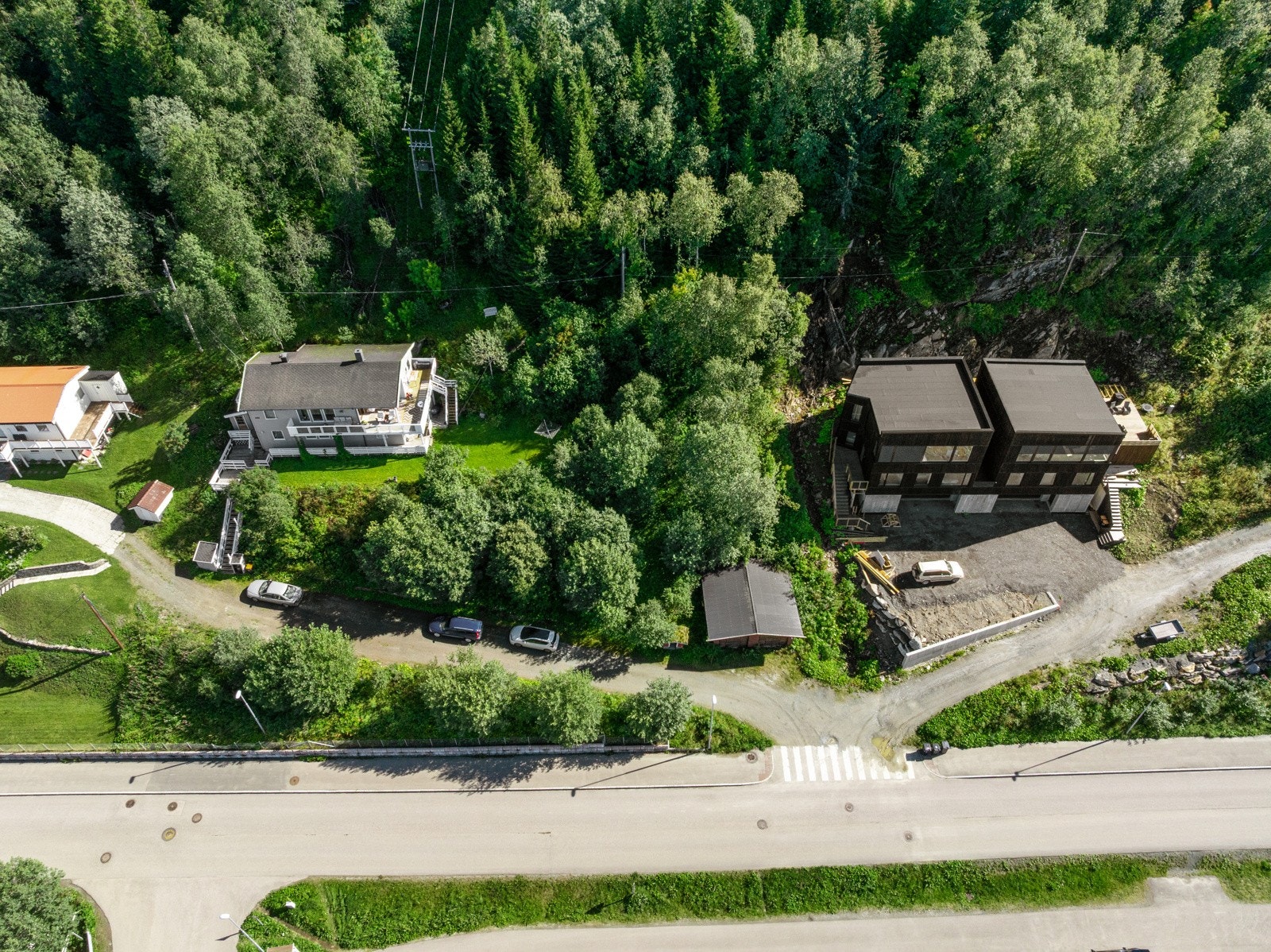 Med nærhet til både skole, barnehage, dagligvare og natur gir dette en enkel og praktisk hverdag for barnefamilier og andre som ønsker å bo i et veletablert og attraktivt boligområde.