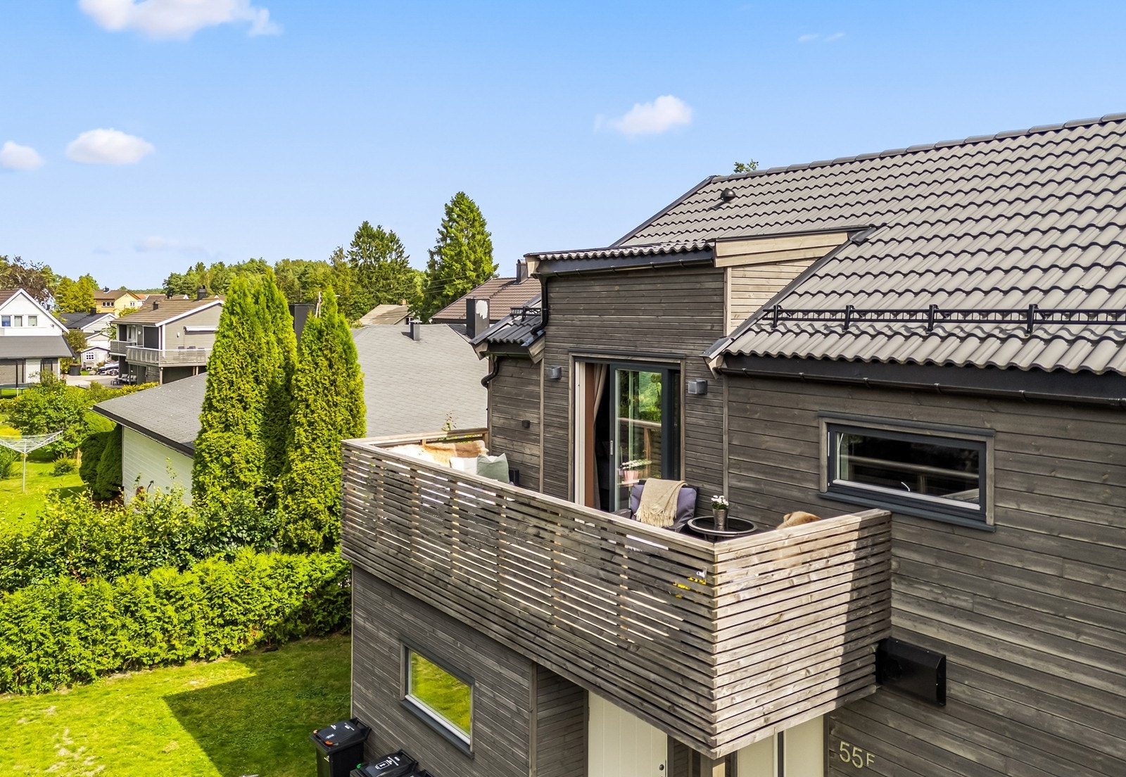 Moderne tomannsbolig fra 2021 over to plan med to hyggelige uteplasser. Galleribilde