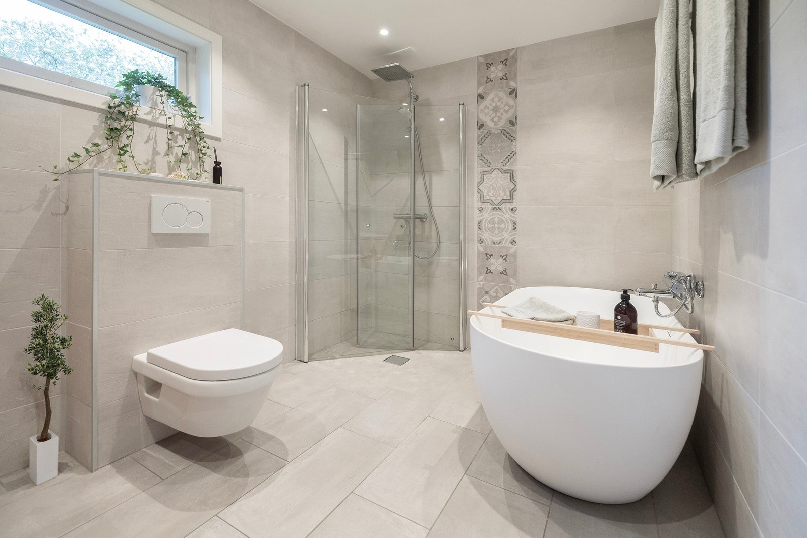 Delikat bad med både vegghengt wc, dusjnisje og frittstående badekar. Badet er fra 2018 og har fått TG1 fra takstmann Galleribilde
