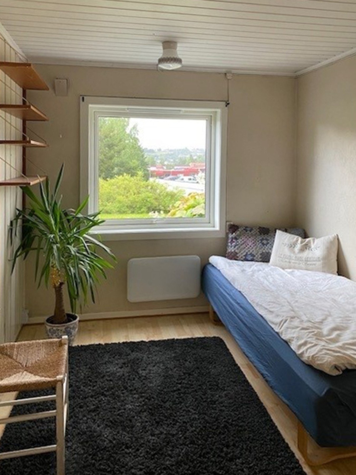Privat bilde av hybel. Boligen har en egen inngang med 3 slike hybler som har felles kjøkken og bad/wc. Galleribilde
