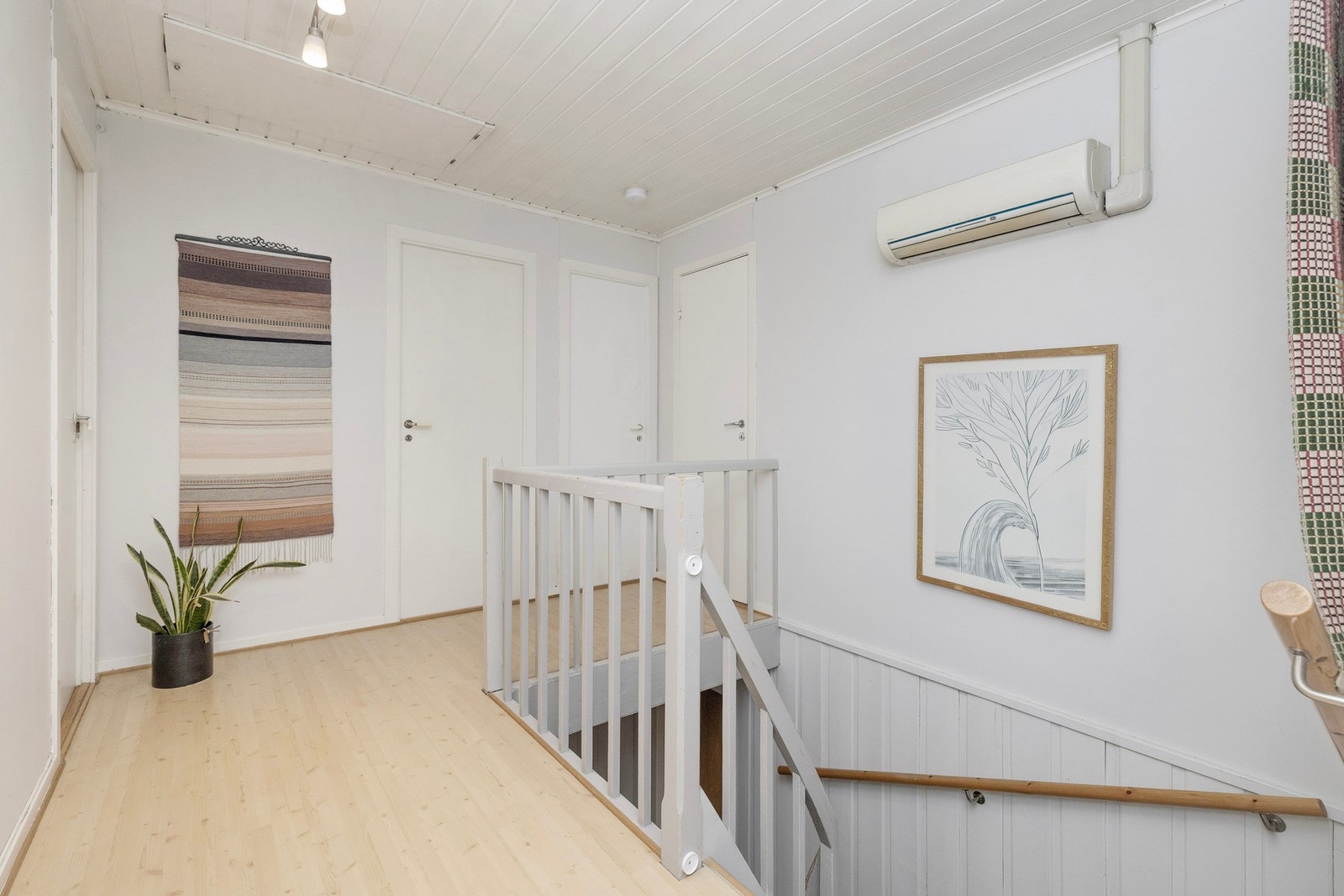 Gang i 1. etasje med nedgang til sokkeletasje. Luke for oppgang til stort lagrings loft med takhøyde 2 m på midten. Toshiba varmepumpe. Galleribilde