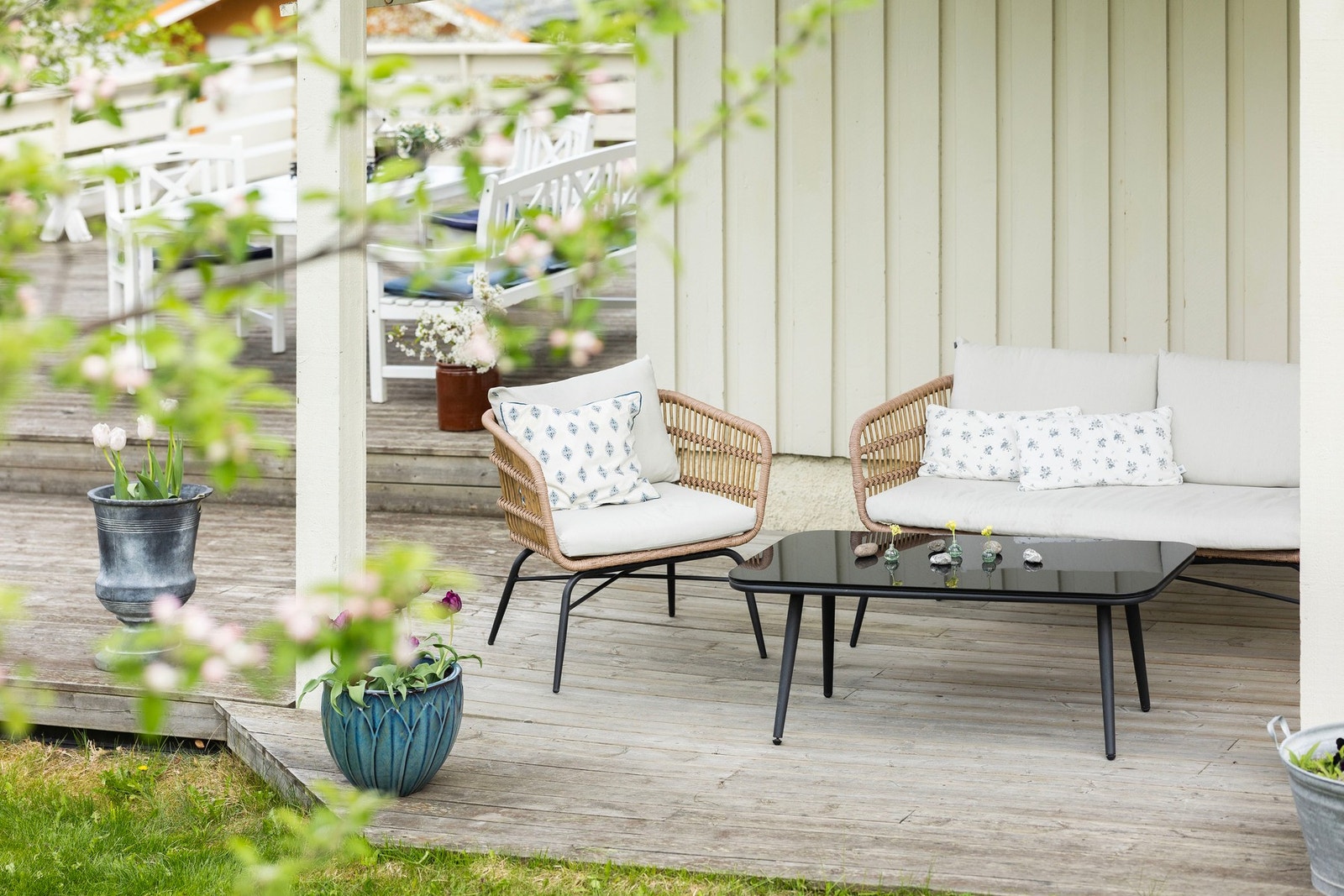 Stemningsfull og overbygd uteplass - perfekt for lange sommerdager Galleribilde