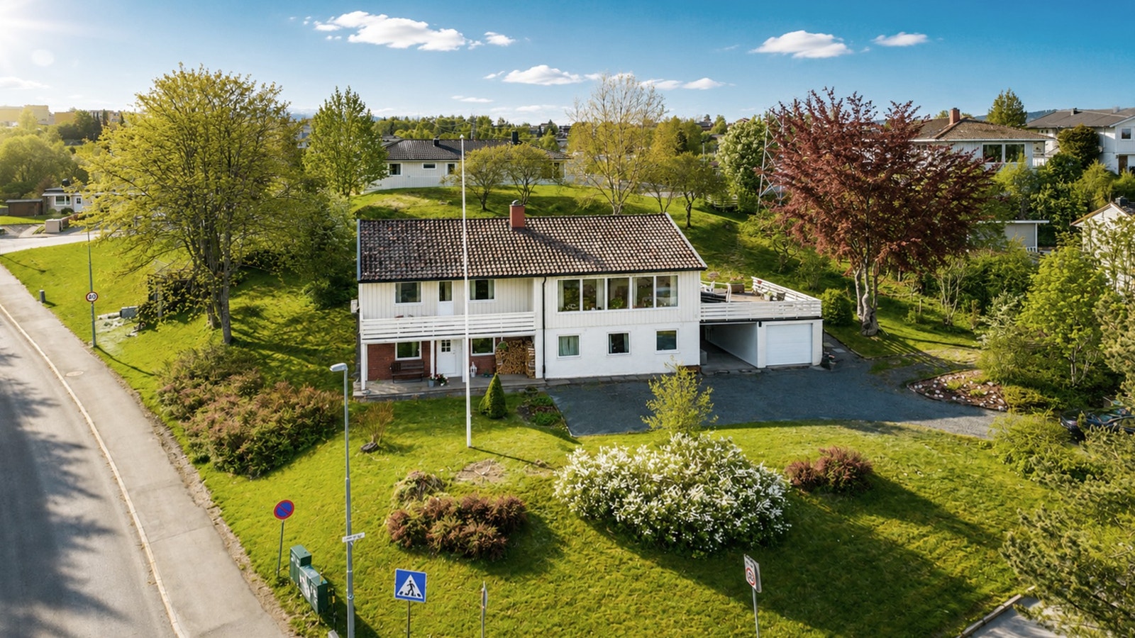 Dronefoto som viser boligens beliggenhet og deler av nabolaget Galleribilde