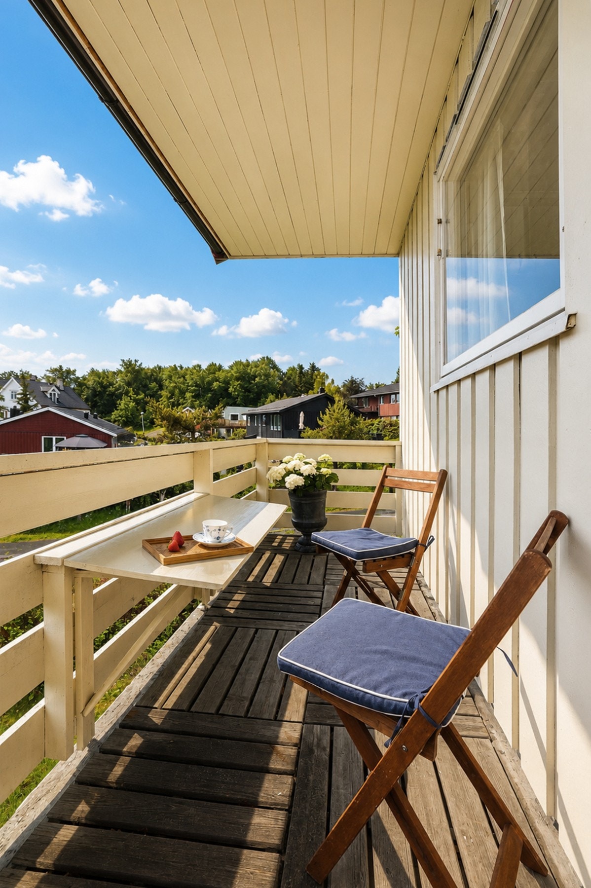 Overbygd terrasse på fremsiden. Adkomst via hovedsoverom. Galleribilde