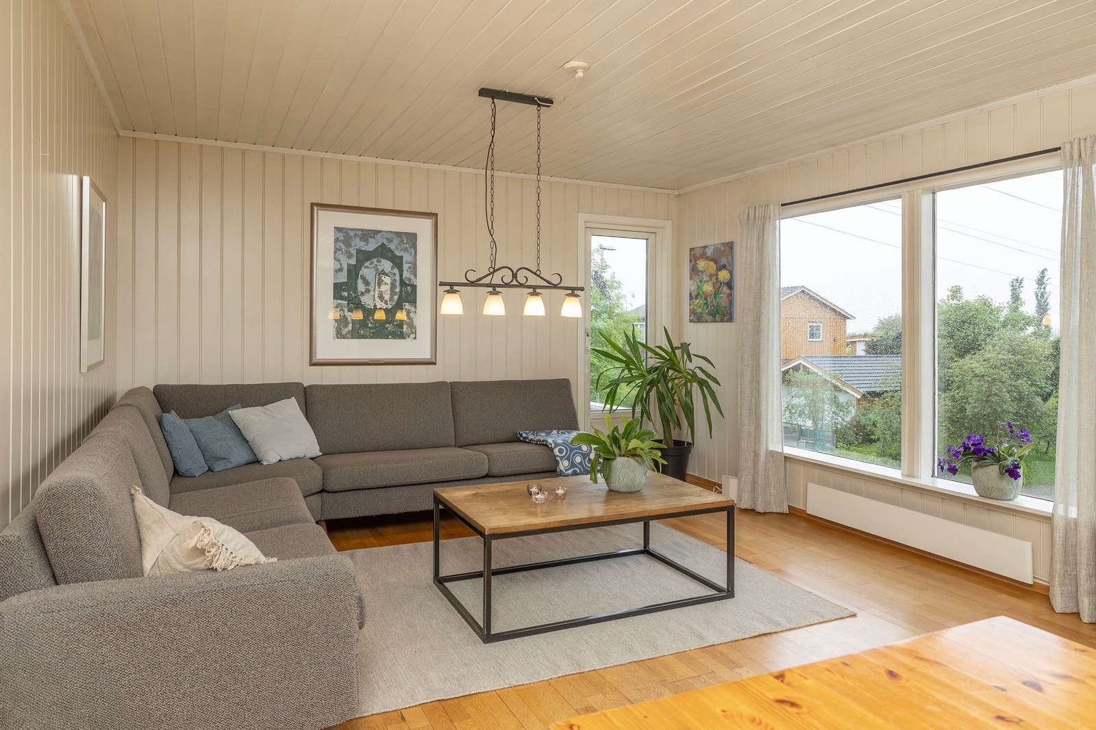 Romslig stue med fine lysforhold. Utgang til terrasse i hjørnet. Galleribilde