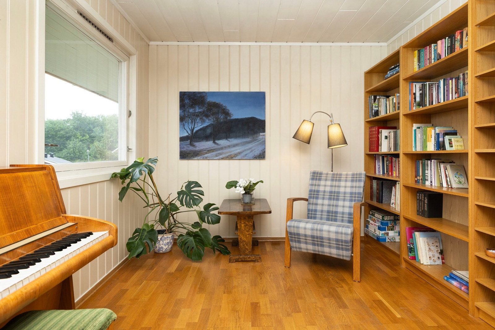 Hyggelig del av stue med plass til både lesekrok og piano. Rommet ligger i forlengelse av stuen og var tidligere et soverom. Galleribilde