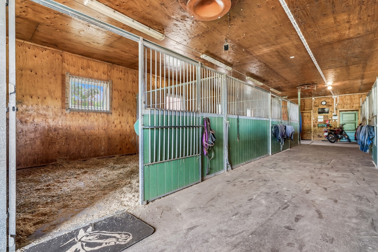Den eldre driftsbygningen har en isolert stalldel med tre bokser. Galleribilde