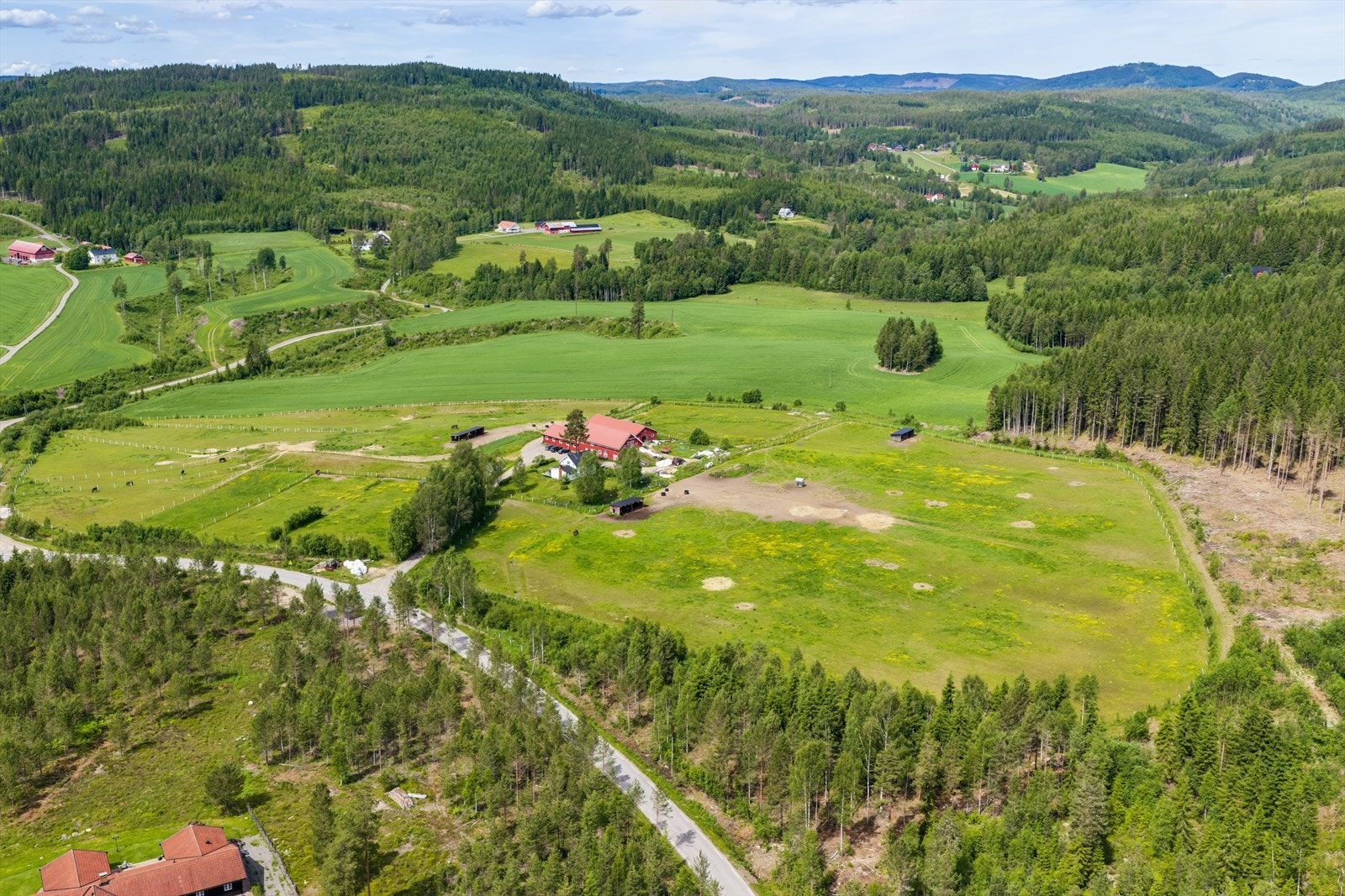 Oversiktsbilde som viser gårdens plassering i terrenget. Galleribilde