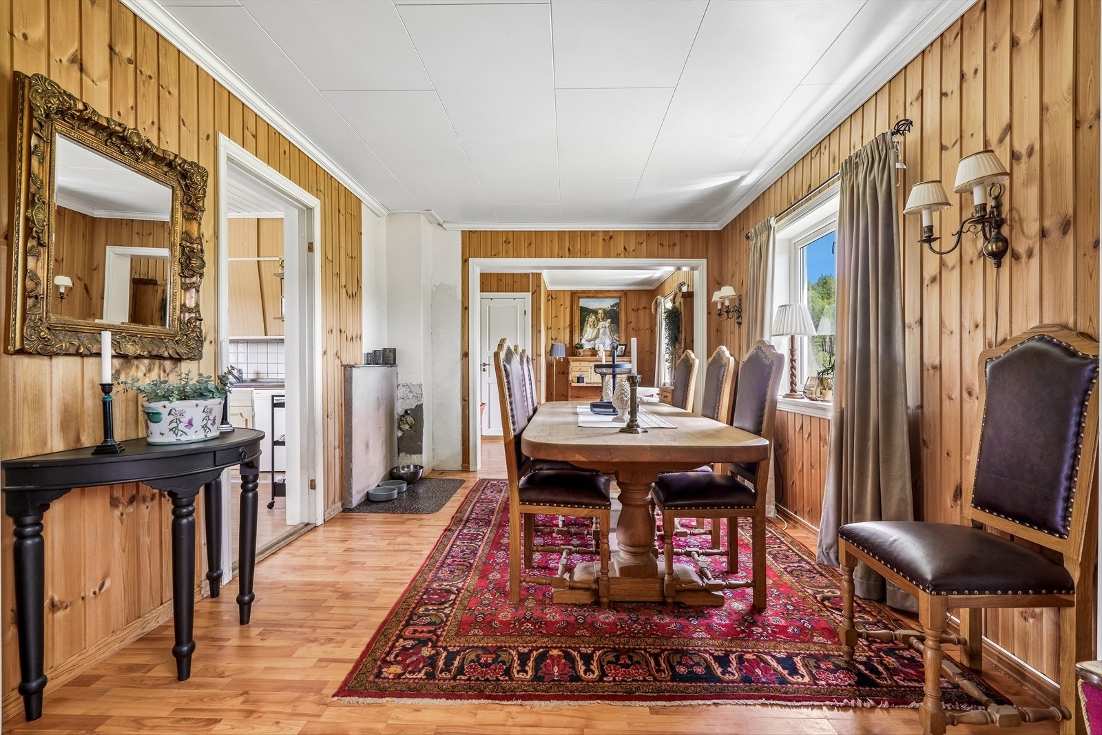 Spisestuen ligger i delvis åpen løsning mot stuen og har plass til langbord. Galleribilde