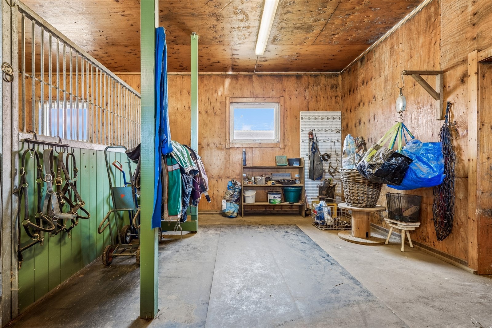God plass til utstyr og fôr i tilknytning til stallboksene. Galleribilde