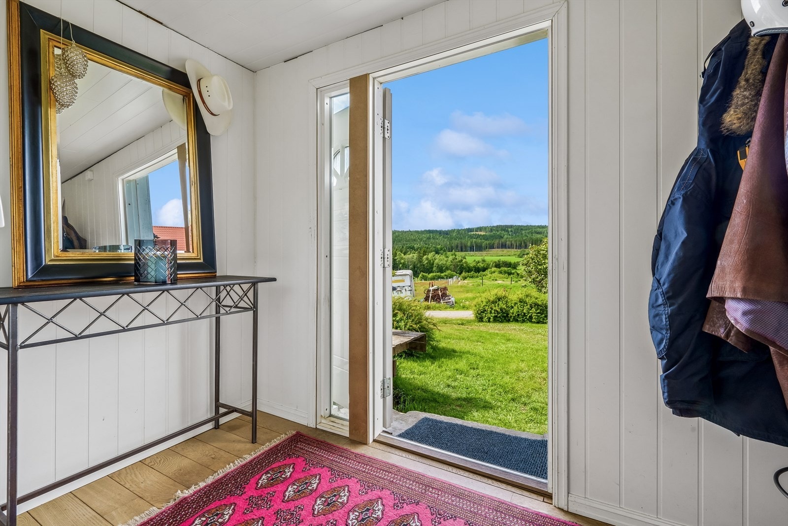 Entréen ønsker velkommen inn og gir et glimt av eiendommens landlige omgivelser. Galleribilde