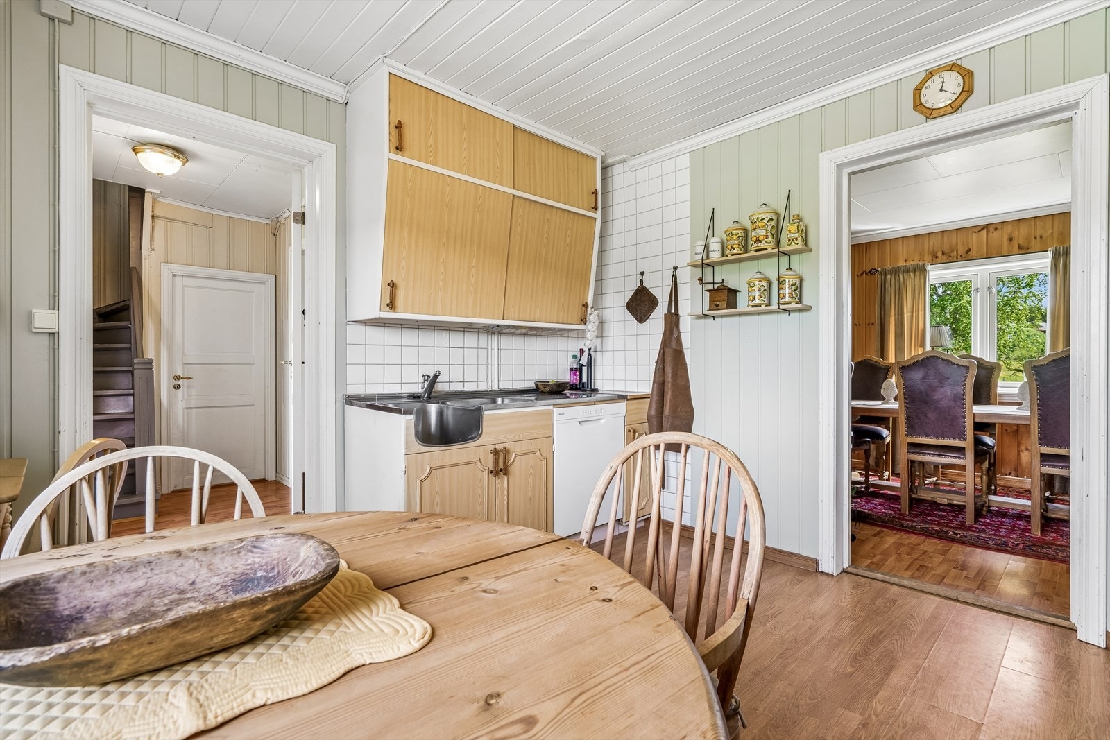 Praktisk plassering med tilknytning til både gang og spisestue. Galleribilde