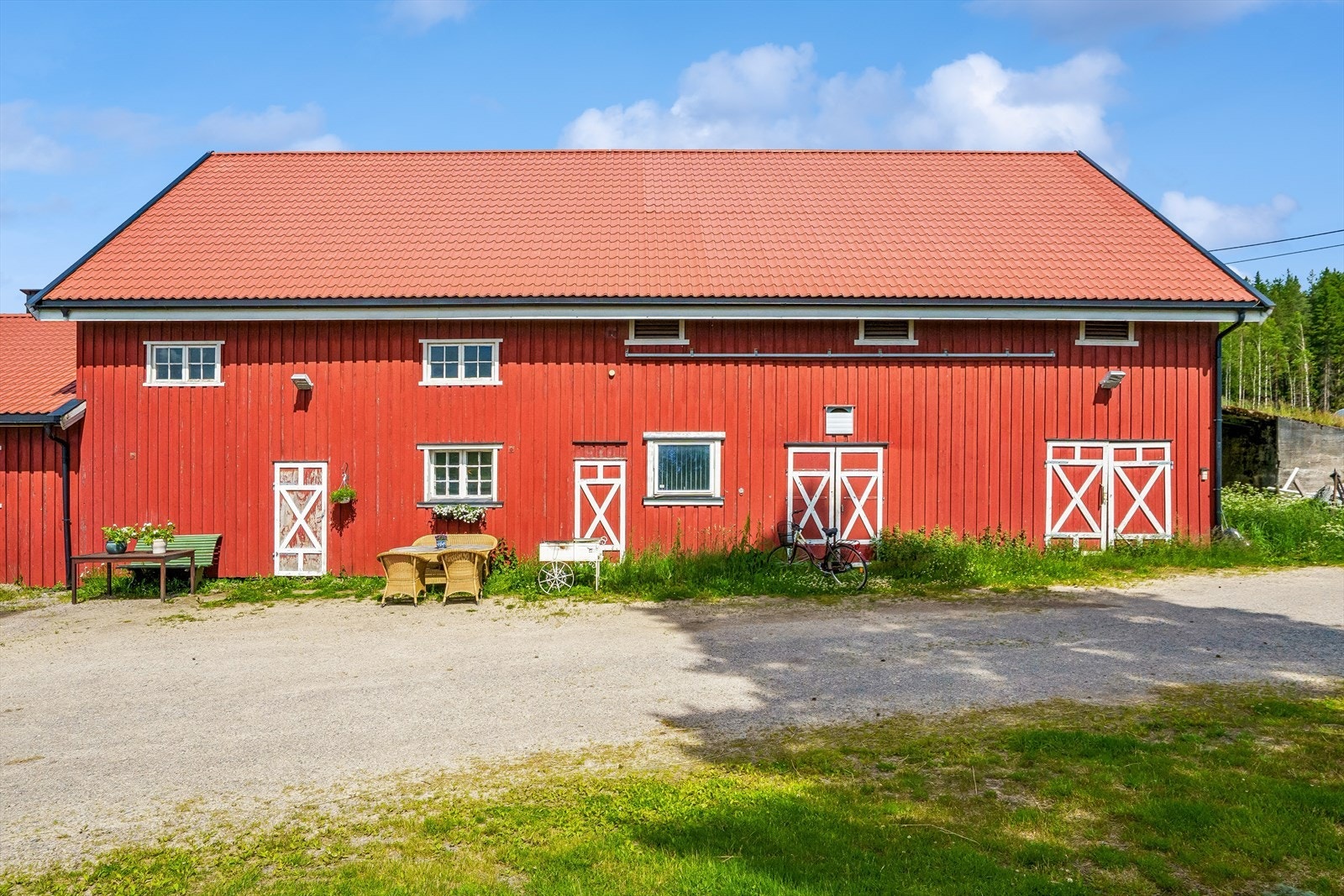 Driftsbygningen er ombygget og inneholder blant annet stallrom og store lagringsarealer. Galleribilde