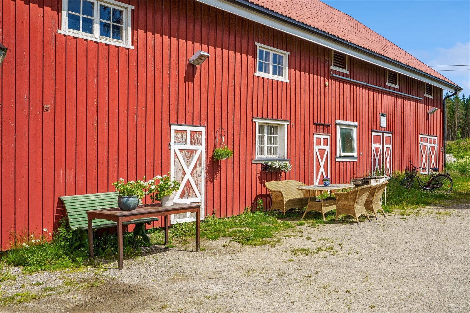 Tunet er opparbeidet med store, grusede arealer mellom bygningene. Galleribilde