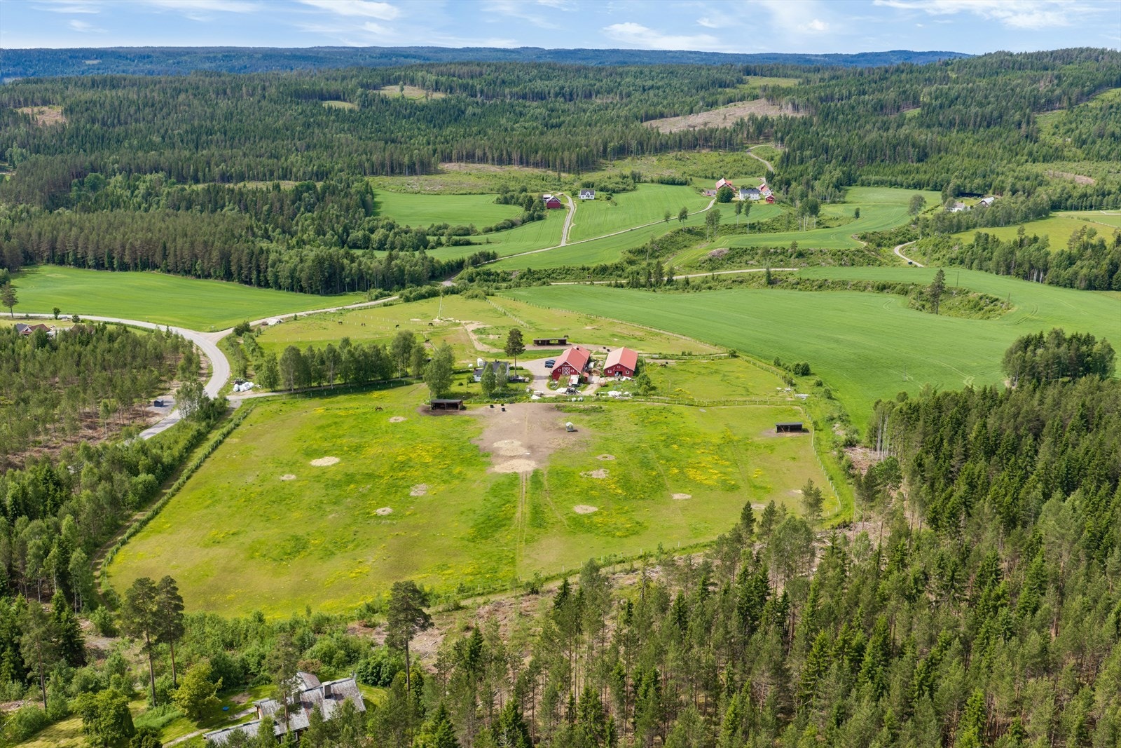 Eiendommen ligger i et åpent og landlig landskap med nærhet til skog. Galleribilde