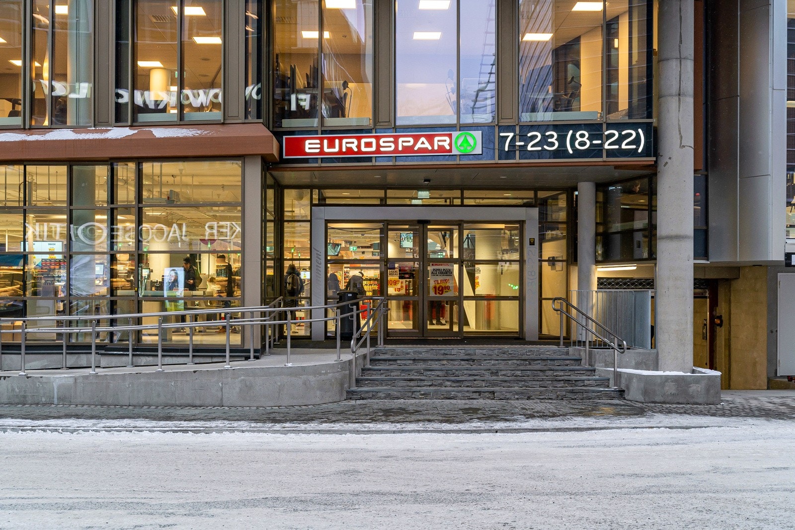 Dagligvare i umiddelbar nærhet. I tillegg har man busstopp med direkte forbindelser i alle retninger i nærheten.