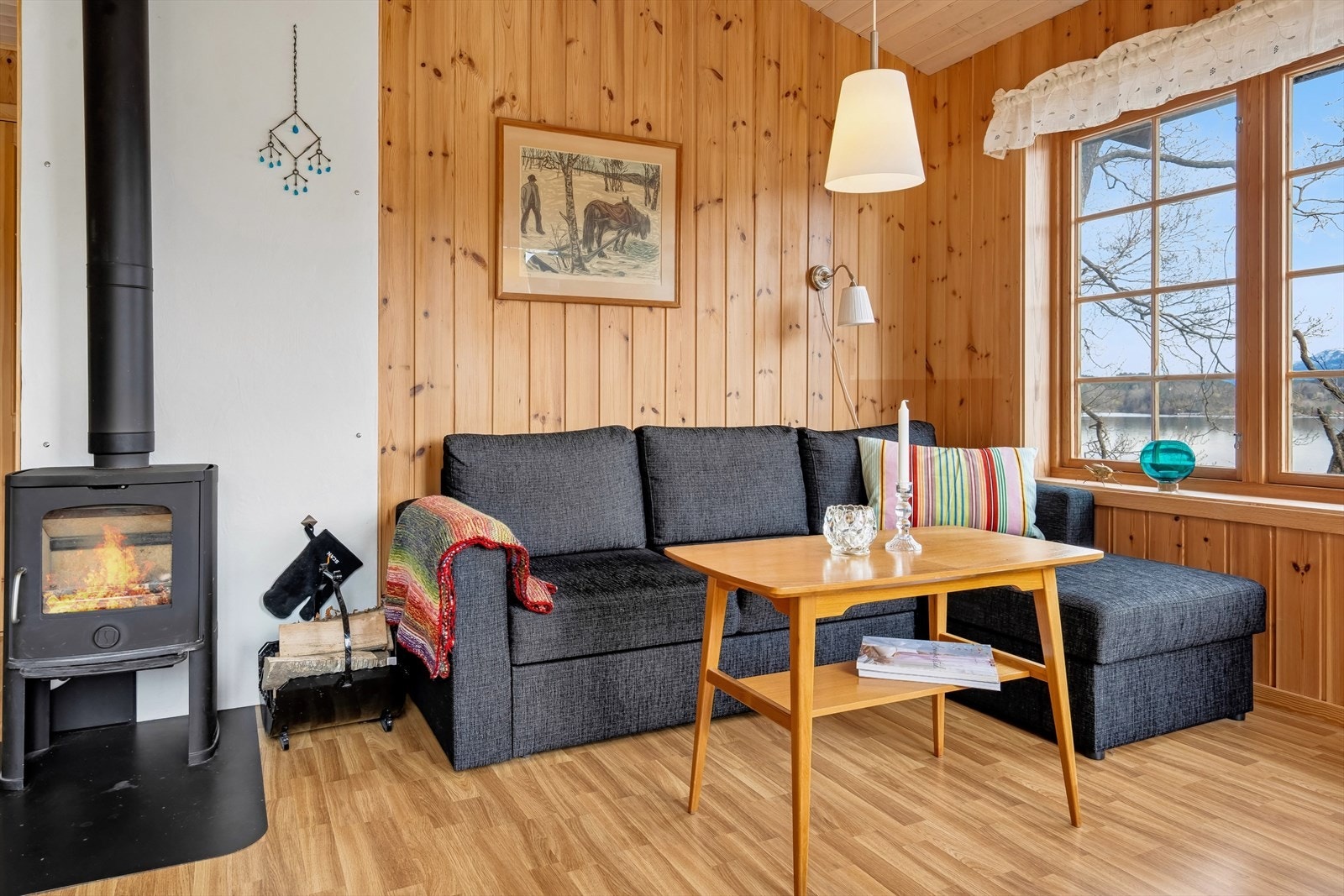 God plass til sofa av ønsket størrelse der du kan samle hele familien til spillkvelder og quiz. Galleribilde
