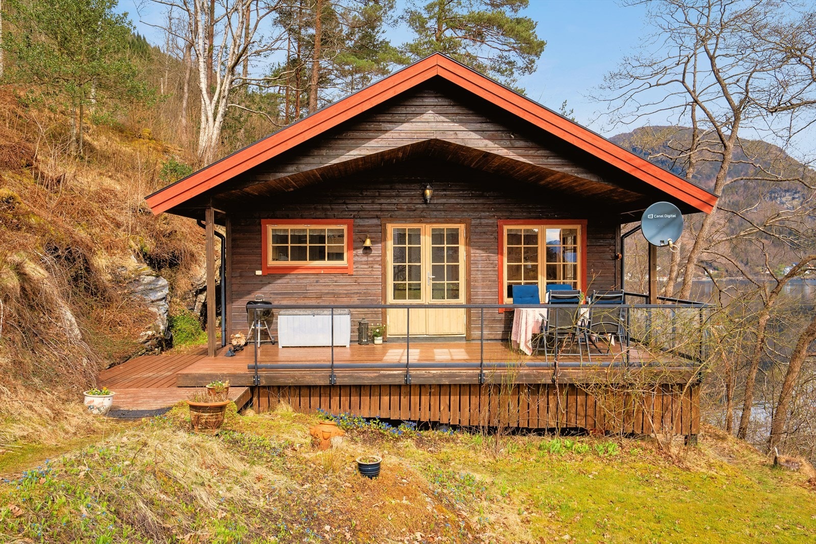 Nydelig sørvendt terrasse i skjermet og fredelige omgivelser. Galleribilde