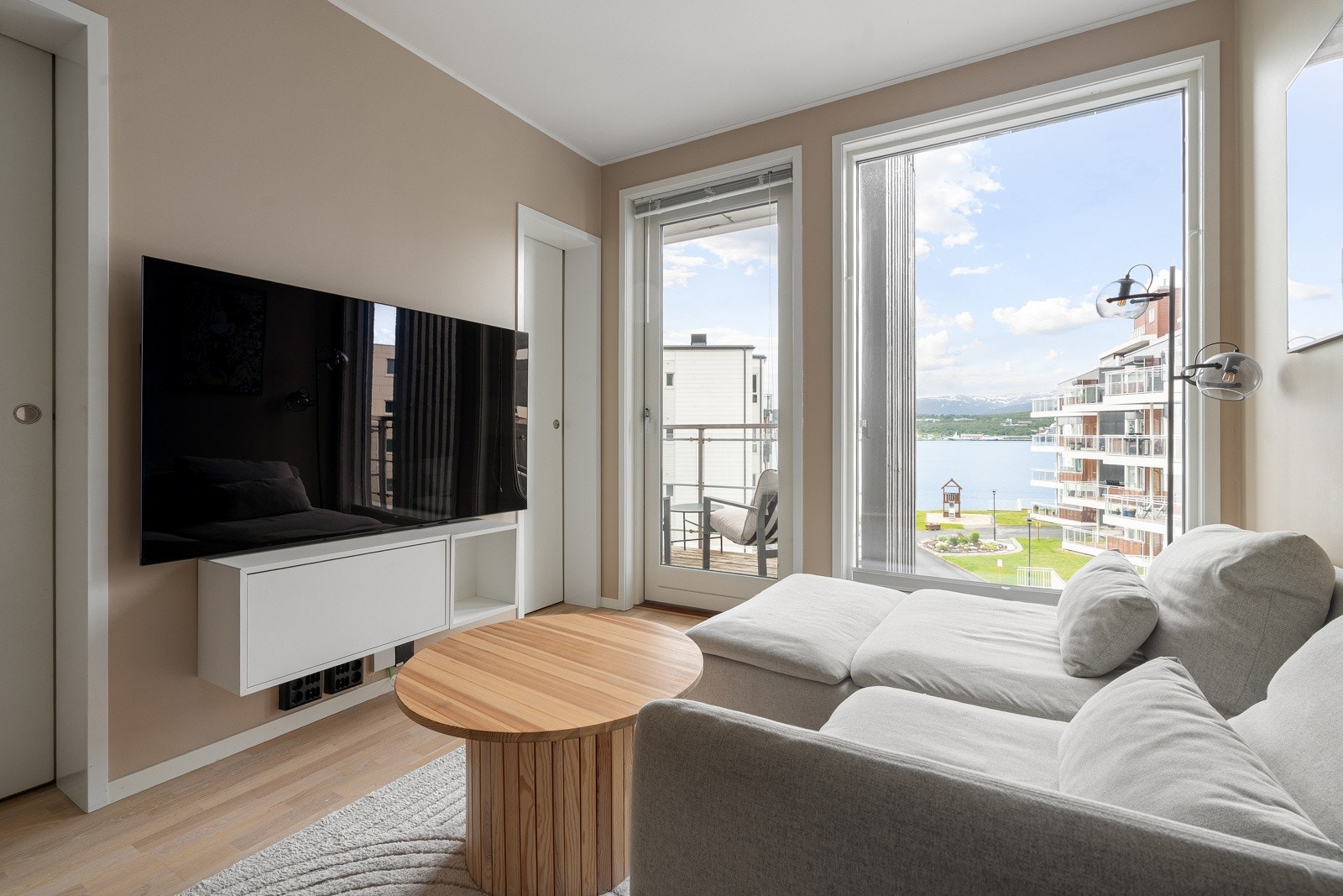 Med plass til sofa og TV.
