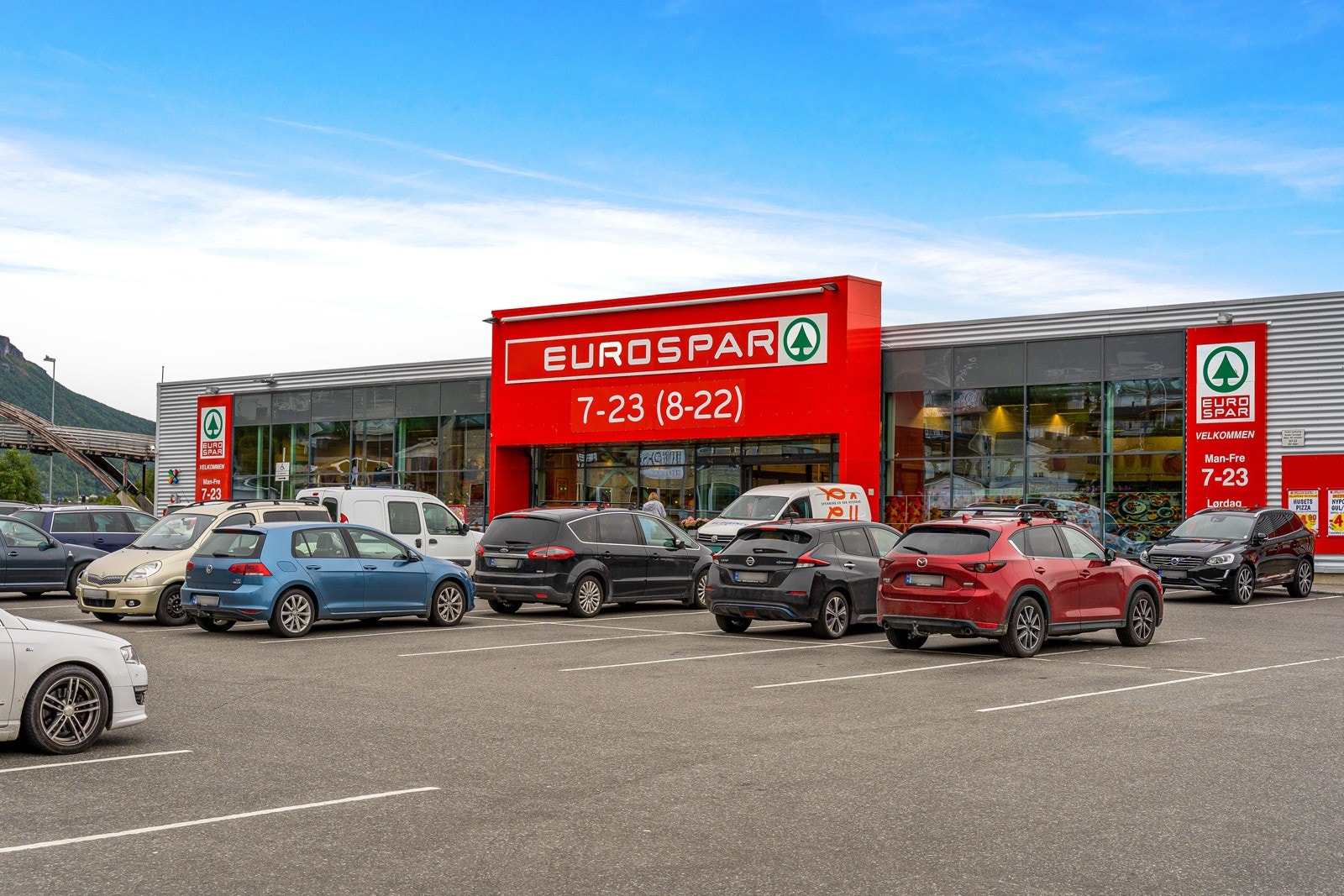 Eurospar med ferskvaredisk, samt treningssenter m.m. i gangavstand.