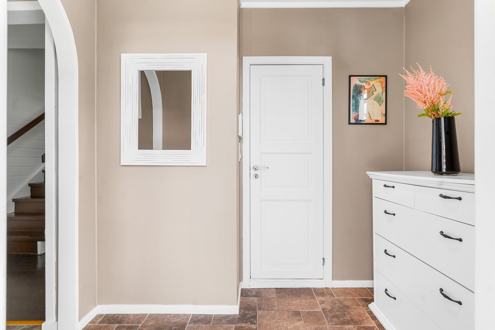 I entréen er det plass til å henge fra seg yttertøy i garderobeskap, samt tilgang til bod med ekstra lagring. Galleribilde