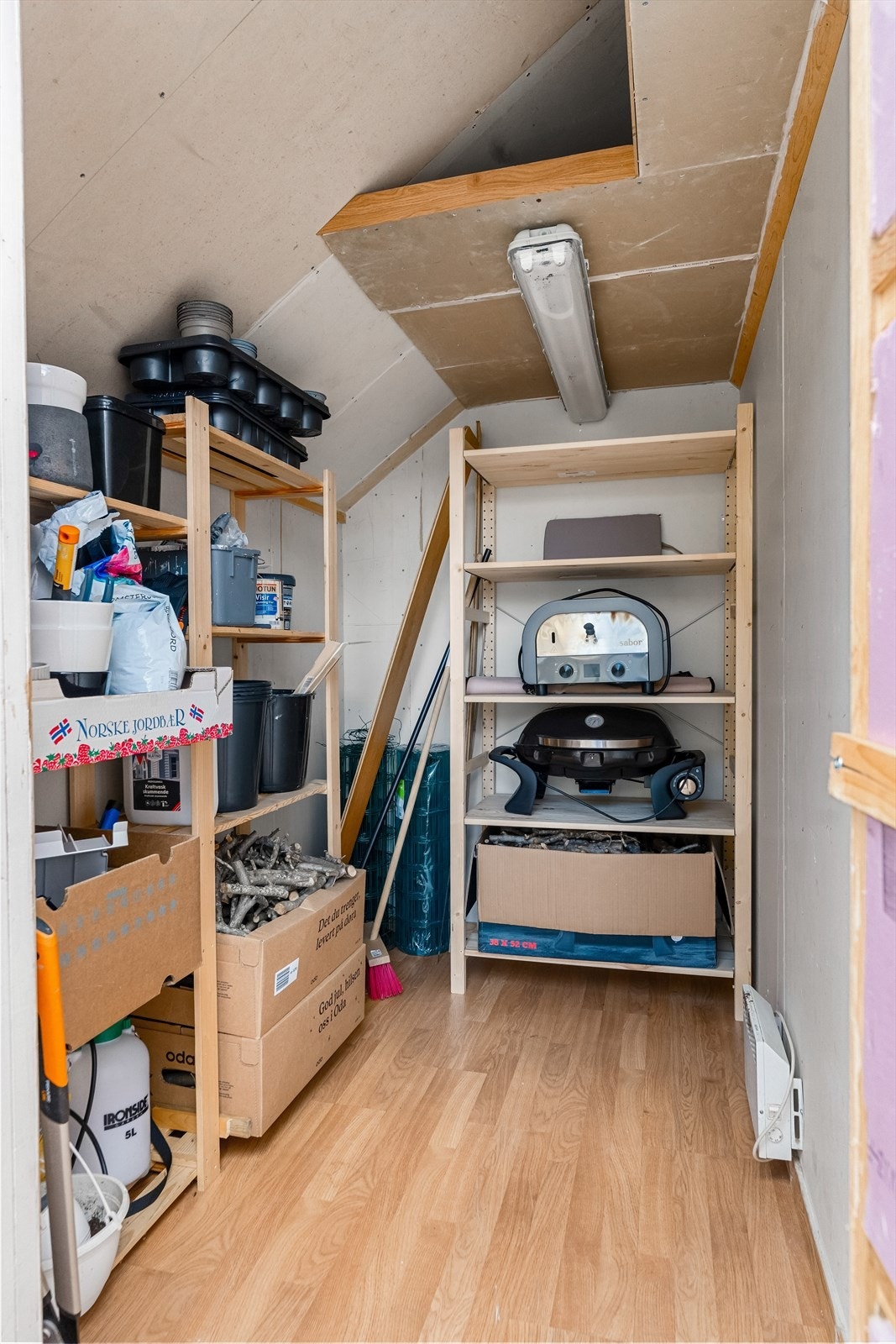 Godt med lagringsplass i uteboden (første etasje) Galleribilde