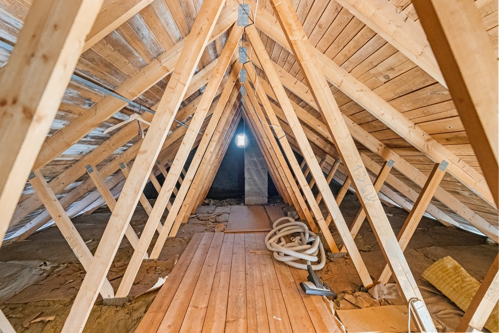 I tillegg har boligen et uinnredet råloft. Galleribilde
