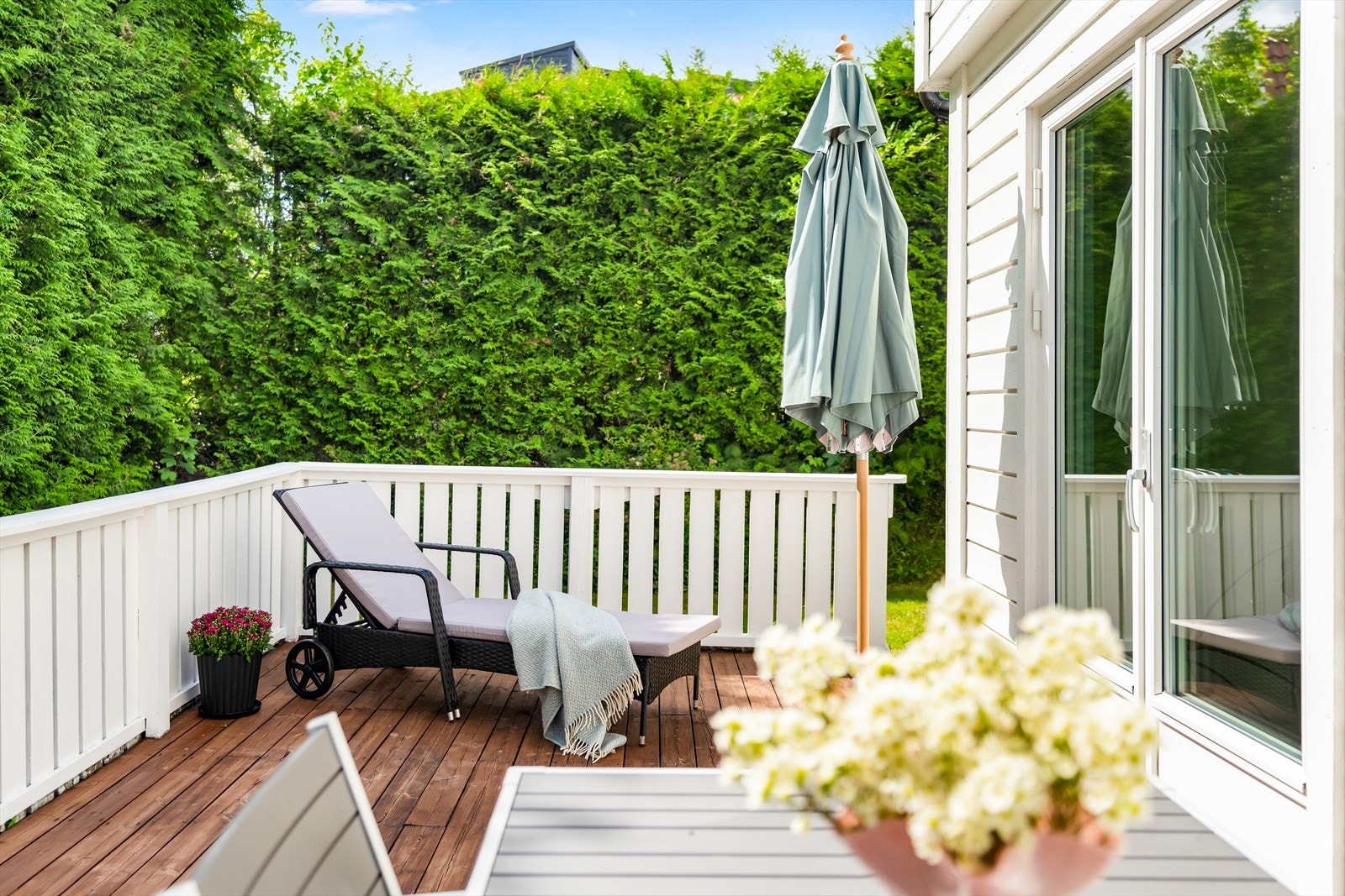 Fra terrassen er det trapp ned til hagen - her er det rikelig med boltreplass for store og små! Galleribilde