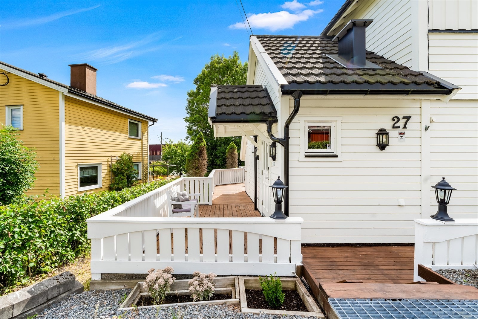 Boligen har store terrasseområder med plass til mange sittegrupper - her er det bare å flytte seg etter sola! Galleribilde