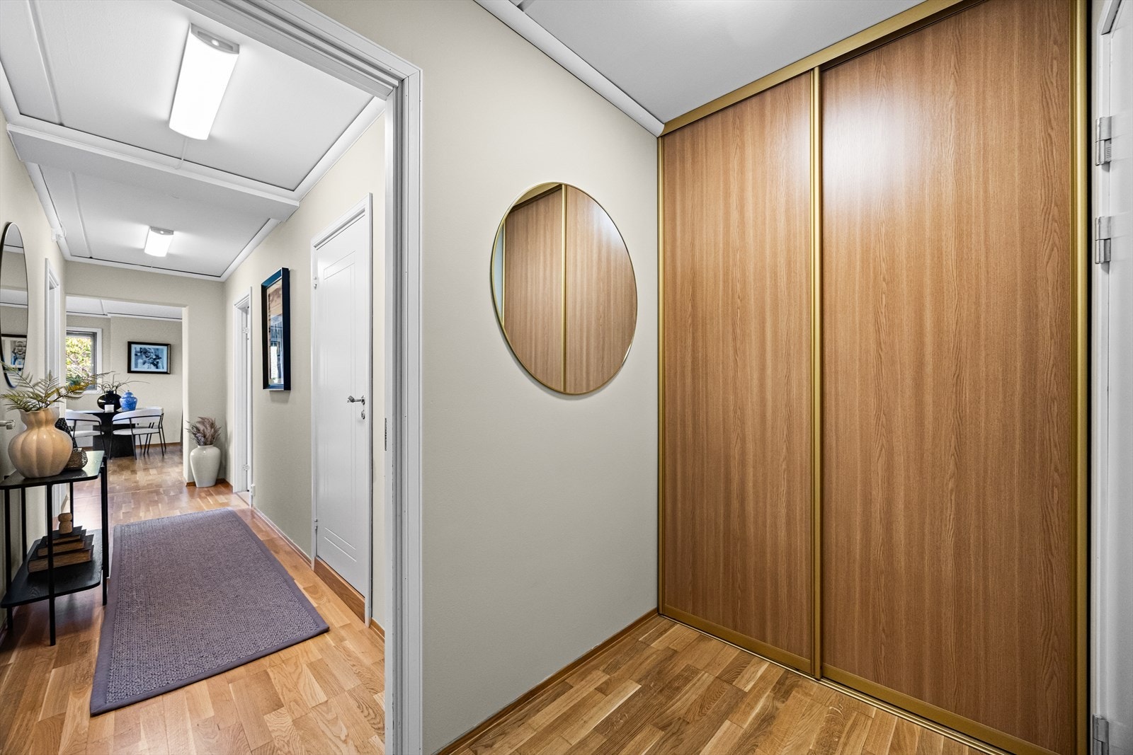 Romslig og innbydende entré med skyvedørsgarderobe. Velkommen hjem! Galleribilde
