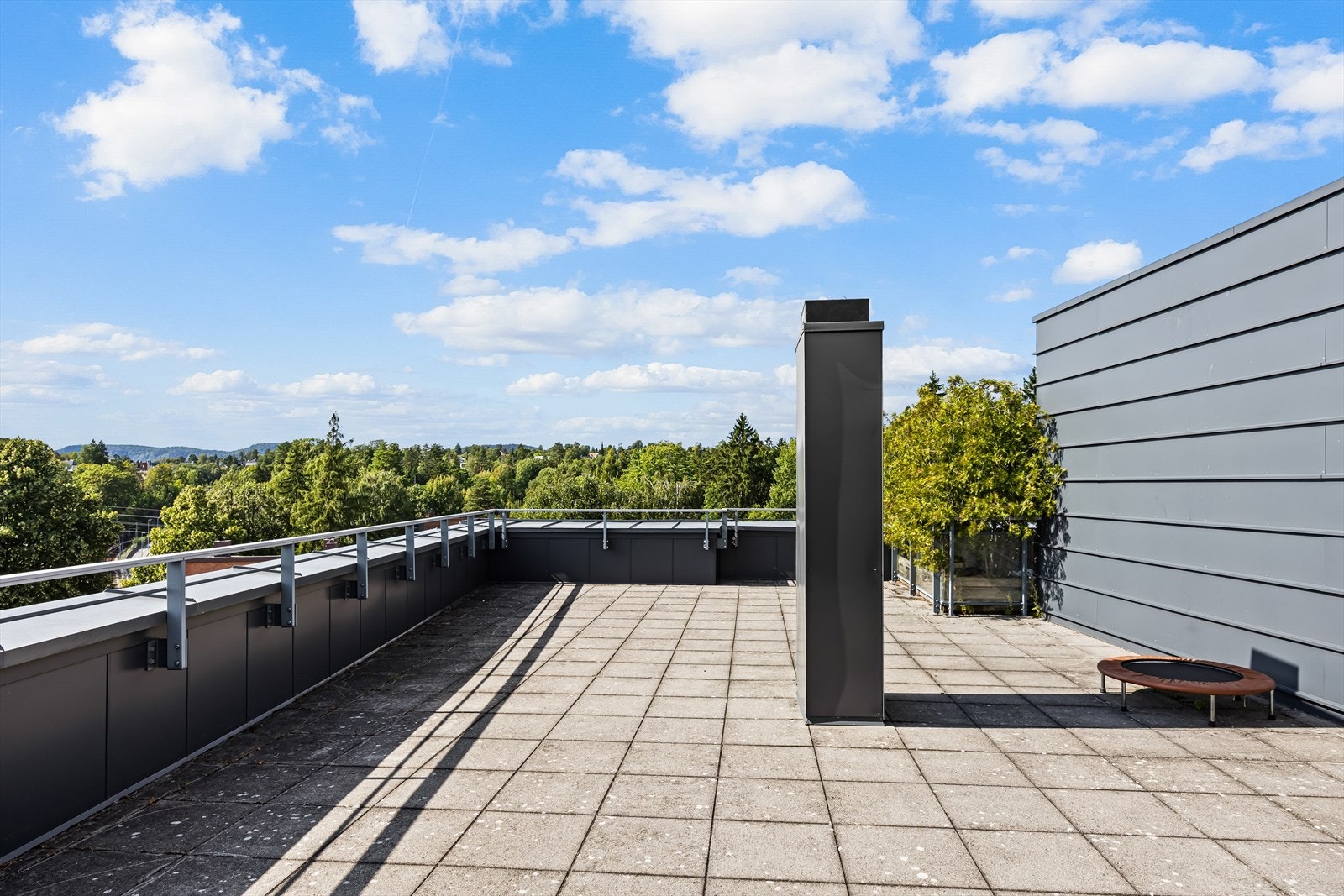 Det er tilgang på felles takterrasse hvor en kan nyte morgenkaffen dersom ønskelig. Galleribilde