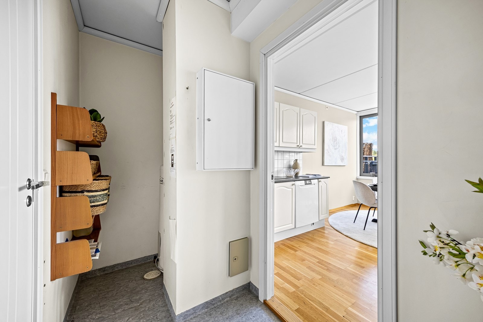 I tilknytning kjøkken og entré er det en praktisk innvendig bod. For ytterligere lagringsplass disponerer leiligheten en kjellerbod på ca. 4,8 kvm. Galleribilde